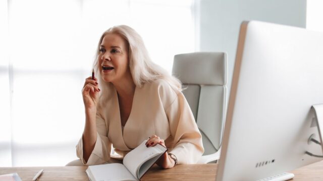 社会人が英語テキストを机で勉強している様子
