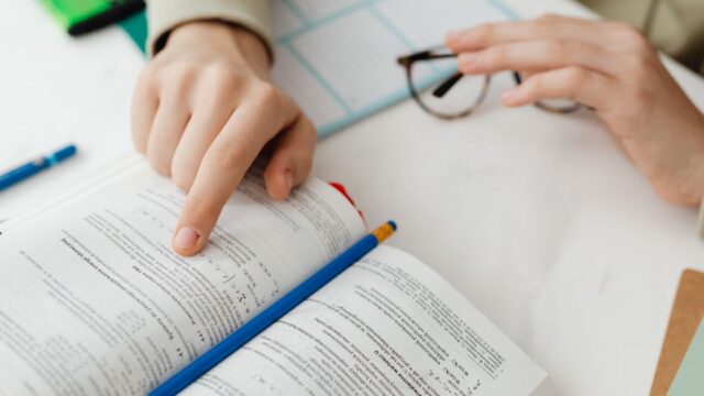 教育訓練給付制度で資格取得を目指す人が教材で学ぶ様子