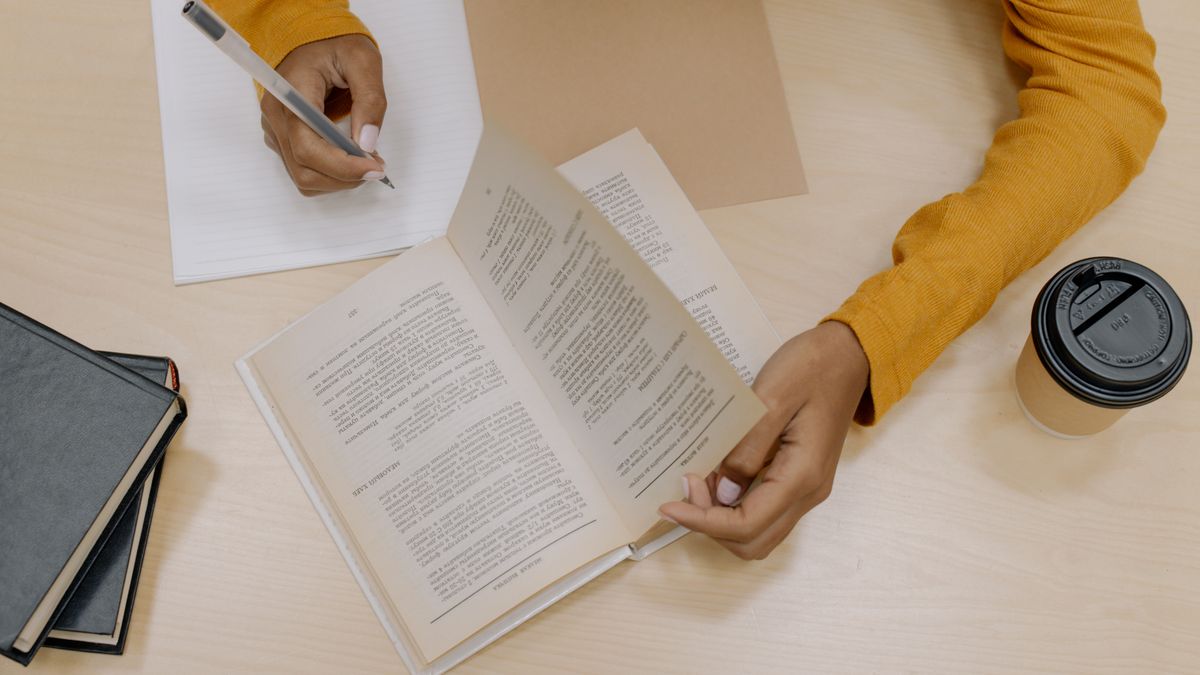 自宅の机で参考書を読む様子