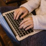オンライン講座の評判をパソコンで比較する様子