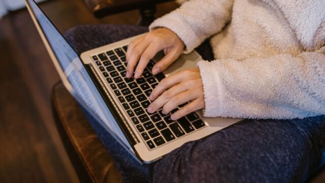 オンライン講座の評判をパソコンで比較する様子