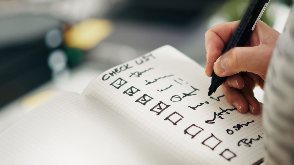 five priority-ranked comparison criteria for choosing an online correspondence course, checklist style