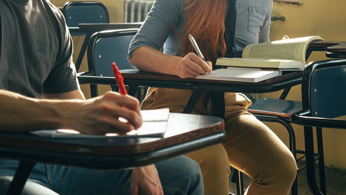 comparison chart self-study vs correspondence course pros and cons