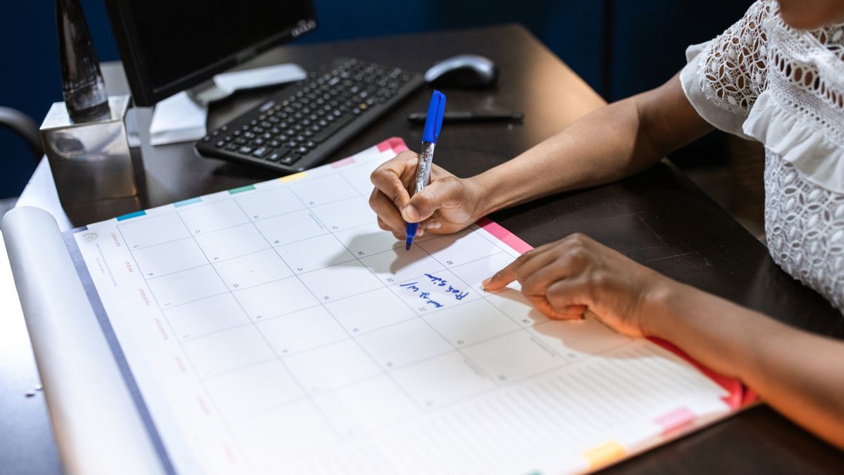 daily timeline schedule for a woman in her 50s studying while doing housework