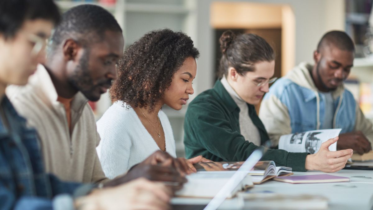 働く親・会社員・学生など様々な立場の人々が一緒に学ぶ様子
