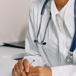 医療専門家が試験勉強をしている様子