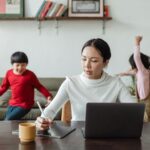 子育て中の主婦が通信講座で学ぶイメージ