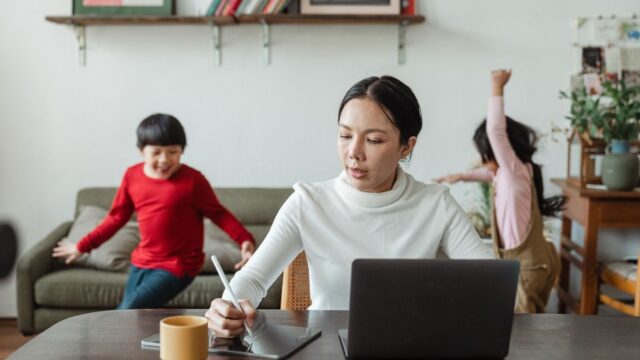 子育て中の主婦が通信講座で学ぶイメージ