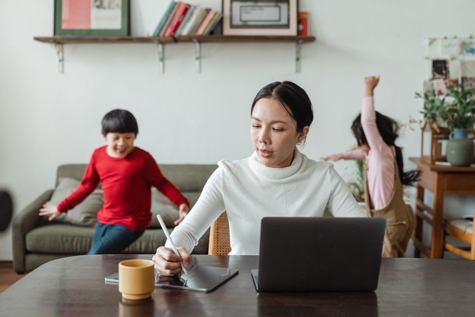 子育て中の主婦が通信講座で学ぶイメージ