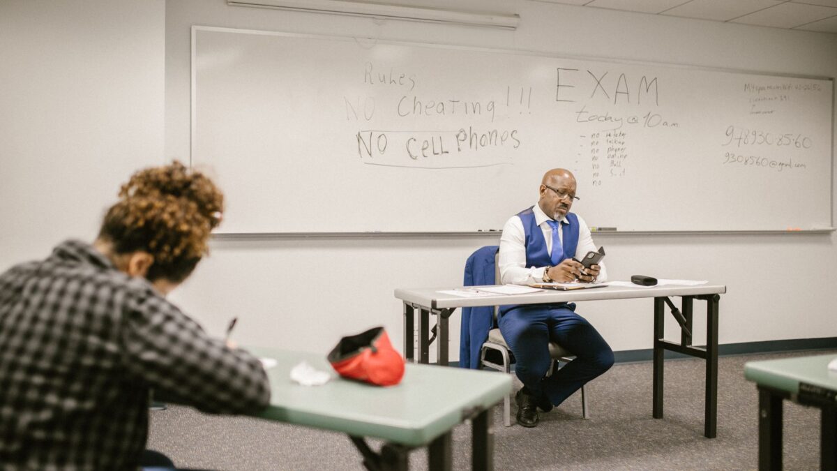ITパスポート試験の勉強をする社会人