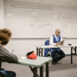 ITパスポート試験の勉強をする社会人