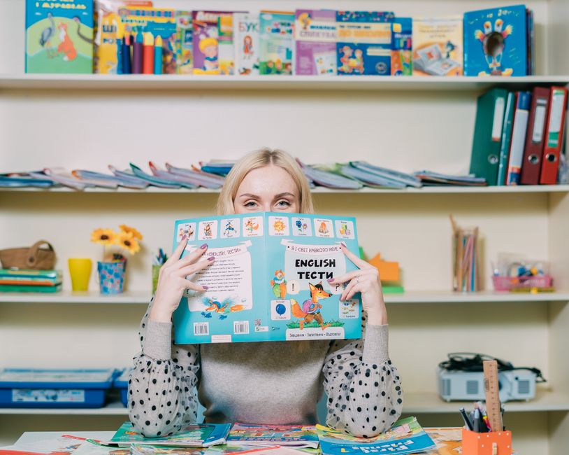 英検2級の勉強をする女性