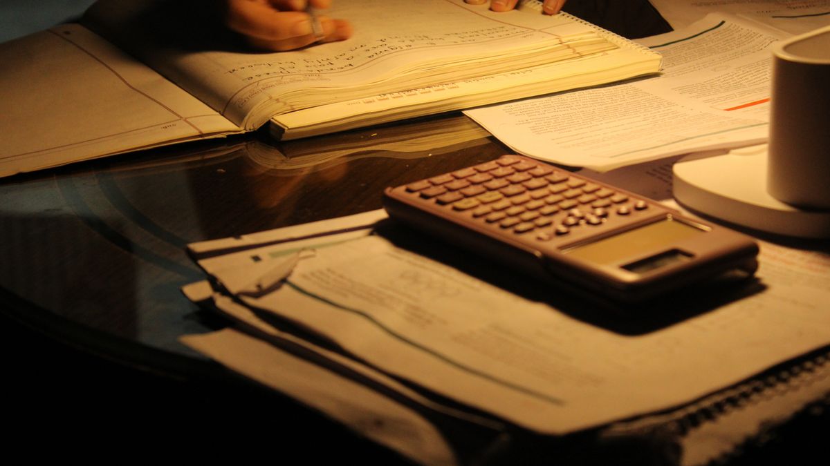 夜遅くまでノートを広げて勉強する様子