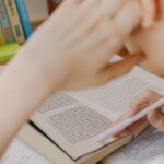 社労士試験に向けて夜遅くまで参考書で独学する人