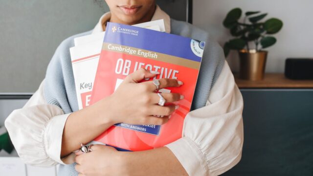 社会人がTOEICの英語テキストでデスク勉強している様子