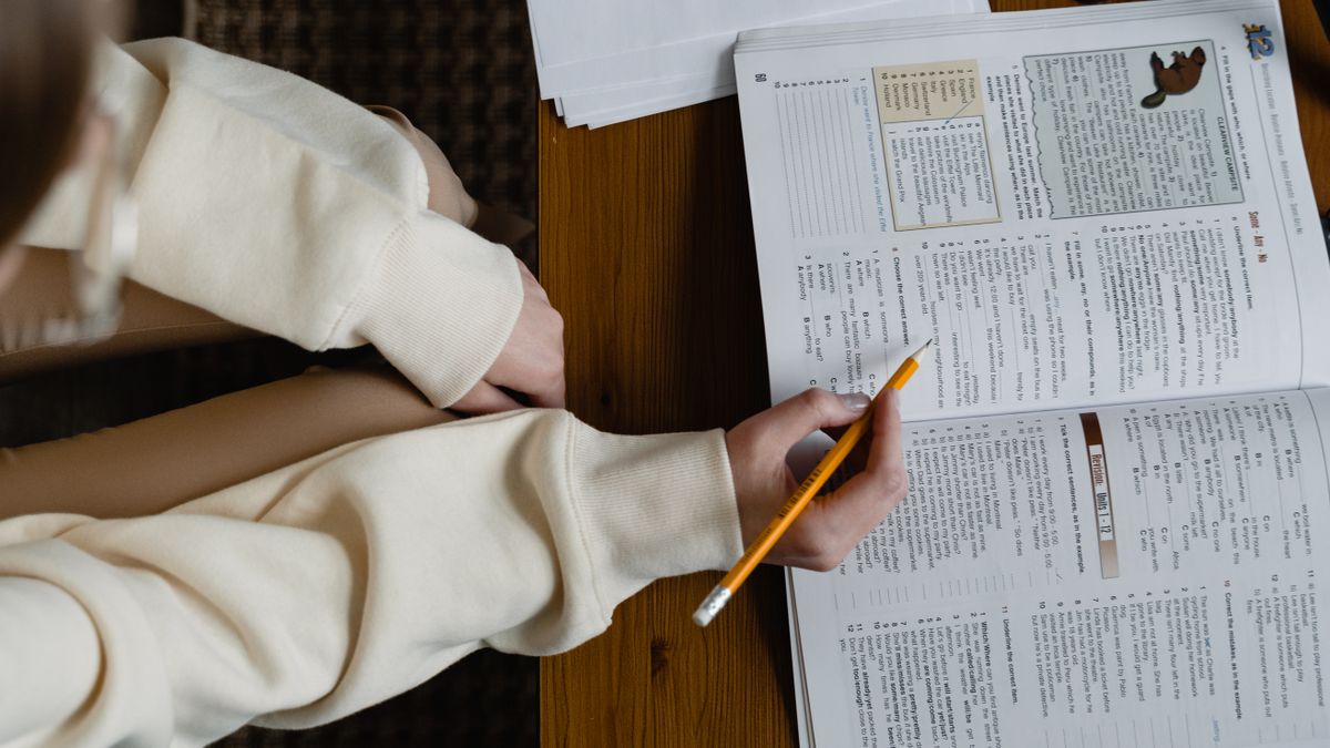 机で英語の教科書を勉強する人