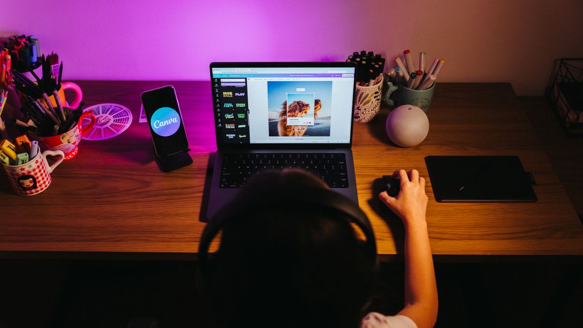 online learning laptop smartphone study desk