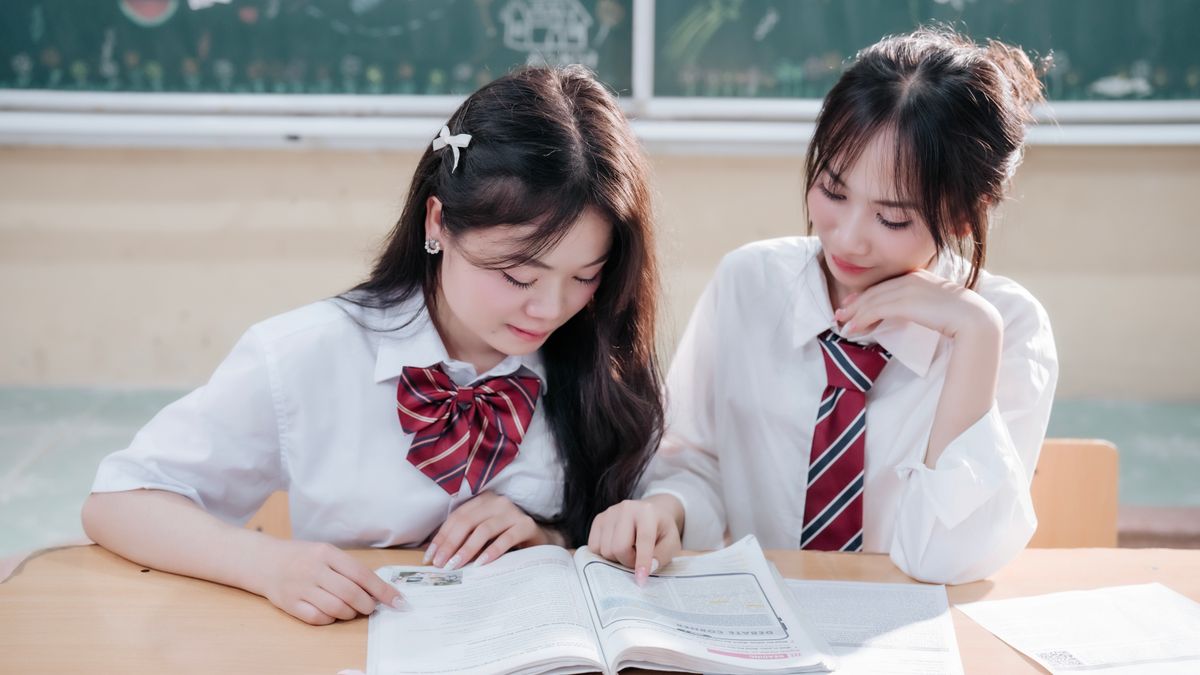 japanese high school students studying together in classroom