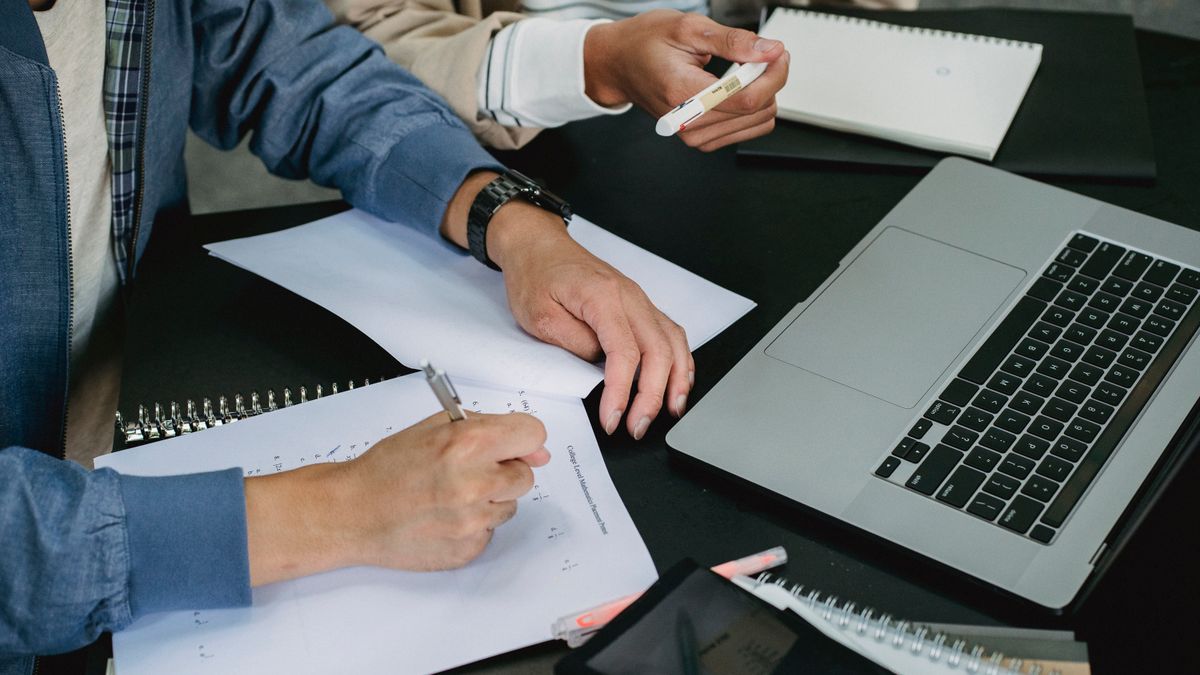 online course laptop notebook studying