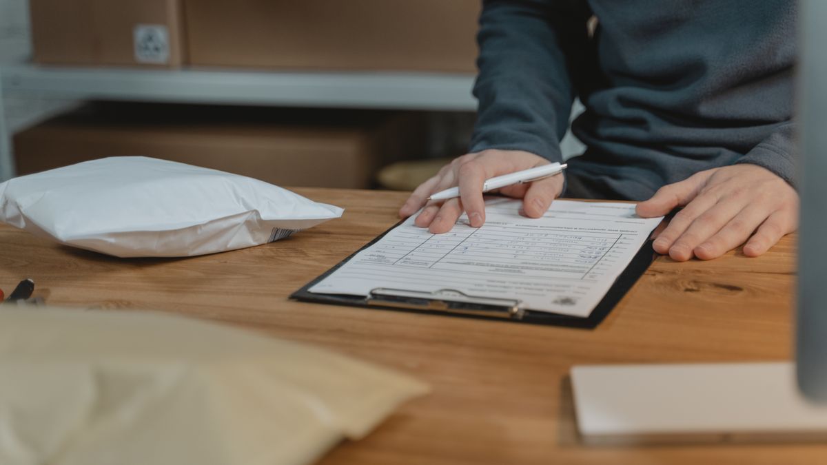 checklist clipboard pen desk