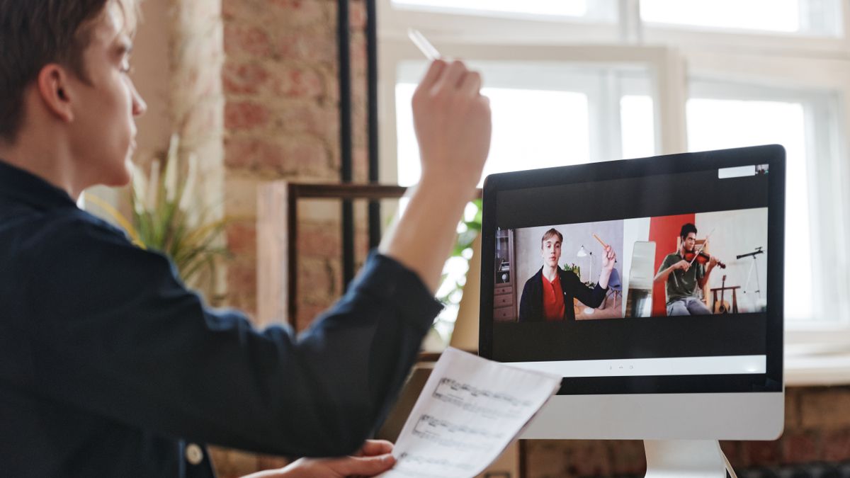 student practicing english speaking online lesson