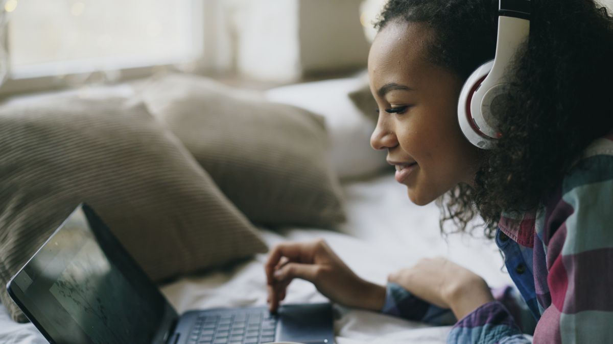 student headset laptop online english class