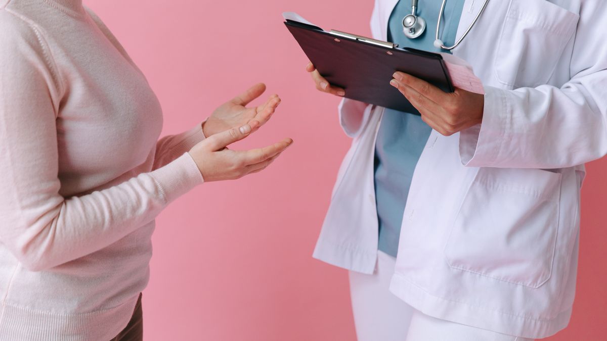 nutritionist consulting patient hospital