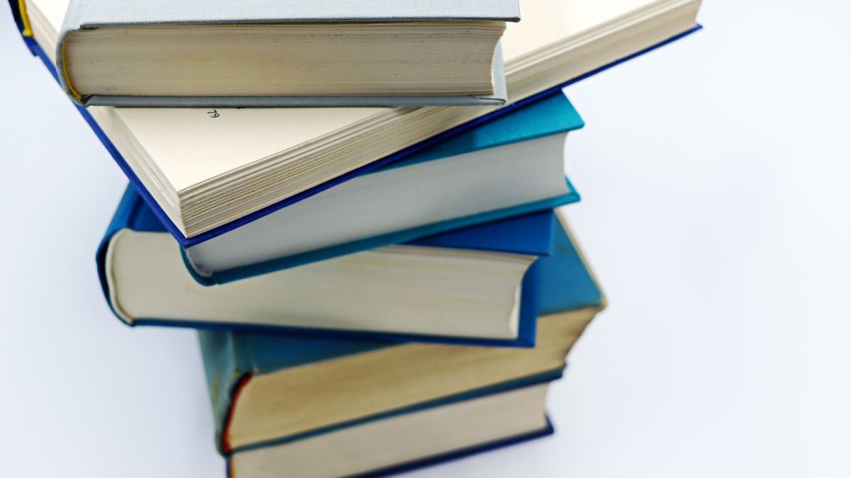 stack of french language textbooks