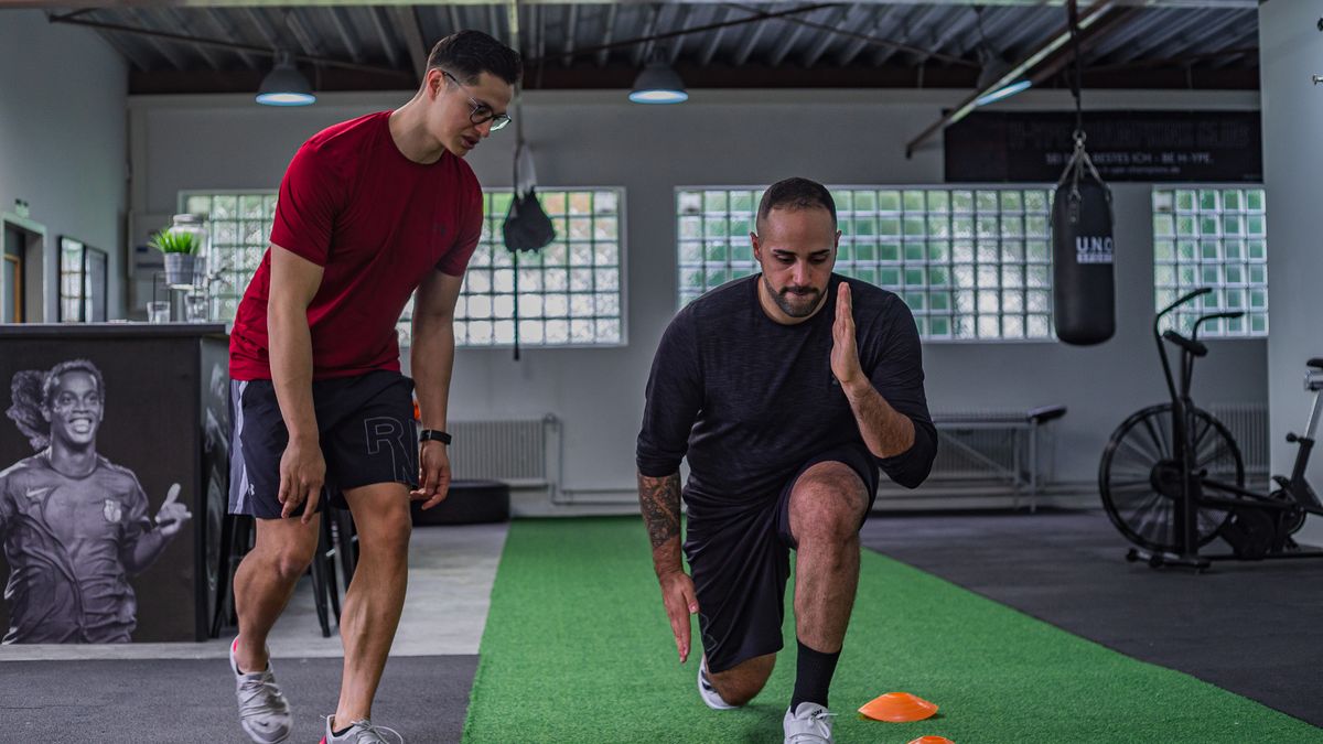 personal trainer coaching client gym