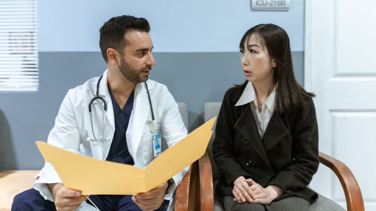 japanese dietitian consulting patient