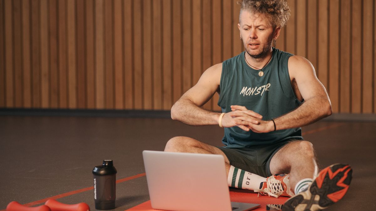 personal trainer online coaching laptop