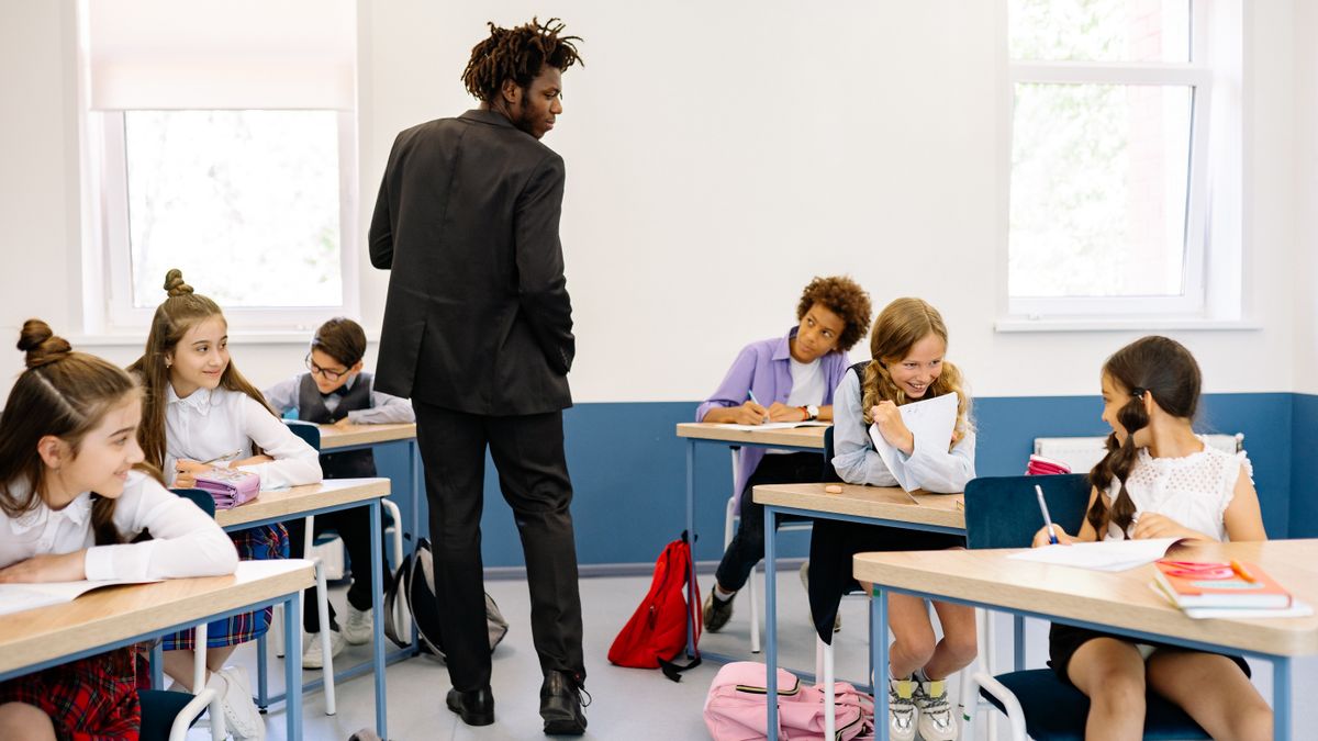 japanese teacher classroom foreign students