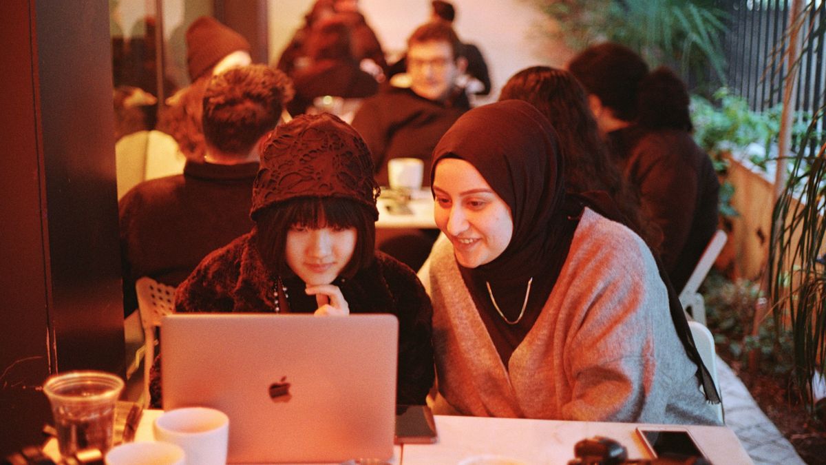 woman studying french language laptop cafe