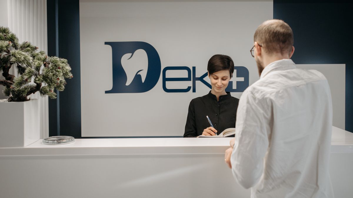 dental assistant reception desk